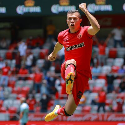 Braian Samudio da un salto con los puños cerrados para celebrar su gol, el primero con la casaca del Toluca.