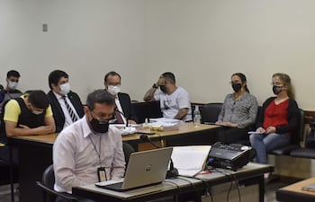 El perito Sergio Salinas explica su trabajo. Atrás, los acusados Rony Román ( con remera amarilla), Bruno dos Reis (con remera blanca) y al fondo, Diego Niz.