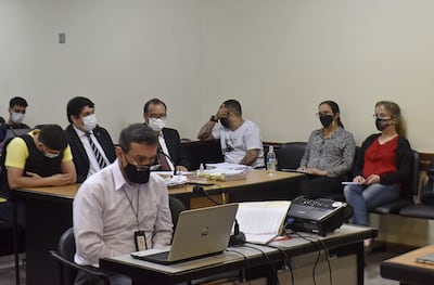 El perito Sergio Salinas explica su trabajo. Atrás, los acusados Rony Román ( con remera amarilla), Bruno dos Reis (con remera blanca) y al fondo, Diego Niz.