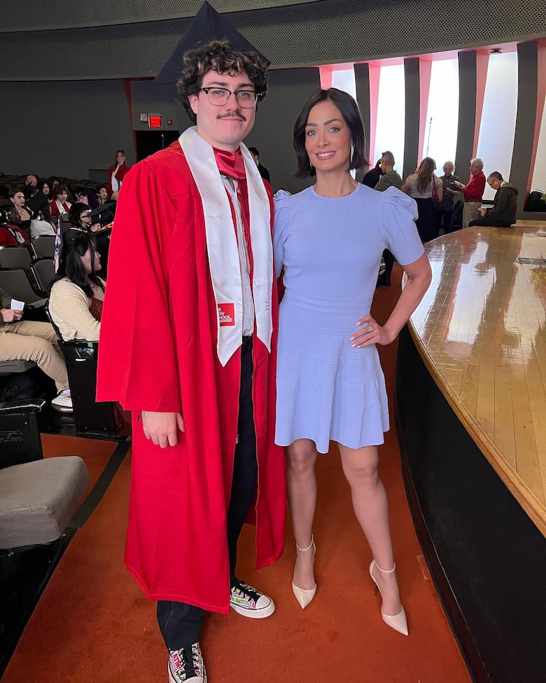 La Miss Universo 1993 Dayanara Torres posando feliz con su hijo Cristian Muñiz. (Instagram/Dayanara Torres)