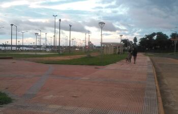 Avenida costanera de Encarnación, donde los robos de cables o artefactos lumínicos por parte de rateros se volvió un problema sin fin. Tres fueron sacados de circulación esta mañana, y puestos a disposición del fiscal de turno, Walter Lugo.