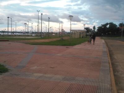 Avenida costanera de Encarnación, donde los robos de cables o artefactos lumínicos por parte de rateros se volvió un problema sin fin. Tres fueron sacados de circulación esta mañana, y puestos a disposición del fiscal de turno, Walter Lugo.