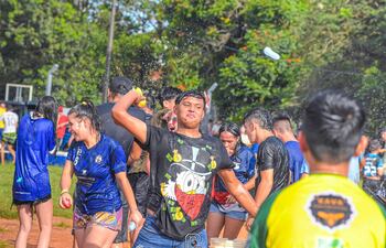 La guerra de globitos de agua reunió a unas 2.000 personas en el Polideportivo Presidente Franco.