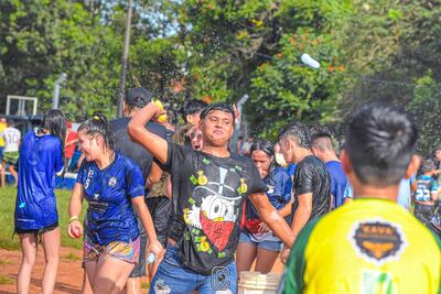 La guerra de globitos de agua reunió a unas 2.000 personas en el Polideportivo Presidente Franco.