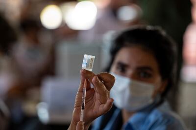 Imagen de referencia. Las personas que viven con VIH deben vacunarse contra el coronavirus.