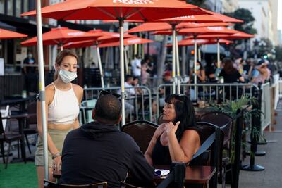 Comensales en un restaurante al aire libre en San Diego, California.