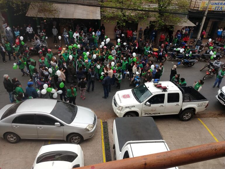 Pobladores se manifestaron esta mañana frente a la fiscalía de Itá para exigir justicia para el joven Jovany Fernández, asesinado el miércoles.