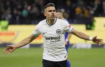Rafael Santos Borré celebra su gol para el Eintracht ante Schalke 04.