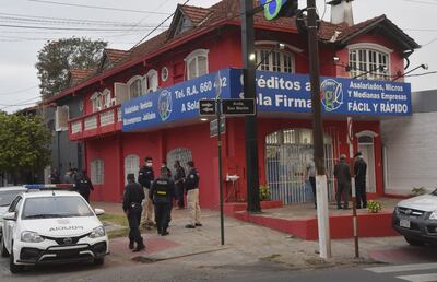 Efectivos policiales intercambian informaciones frente a la sucursal de “CrediÁgil”, ubicada en la avenida San Martín esquina Moisés Bertoni de la capital y que fue asaltada en la tarde de ayer.