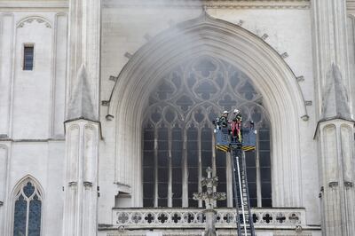 Fotografía de archivo: bomberos trabajan para apagar un incendio en la catedral de Saint-Pierre-et-Saint-Paul en Nantes, en el oeste de Francia. - Emmanuel Abayisenga, de 41 años, voluntario diocesano de Ruanda que admitió estar detrás del incendio de la catedral de Nantes en julio de 2020, fue juzgado hoy.