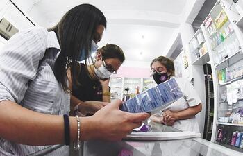 Actualmente una de las principales labores del químico farmacéutico es la farmavigilancia o control de medicamentos.