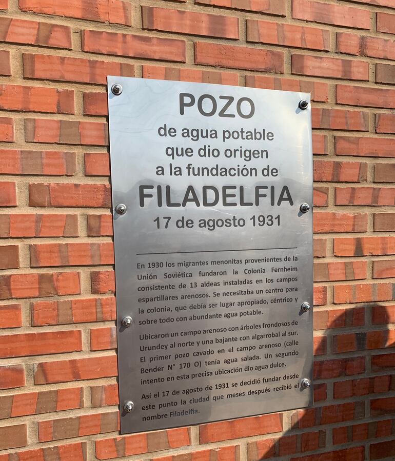 Placa conmemorativa del 90 aniversario de Filadelfia.