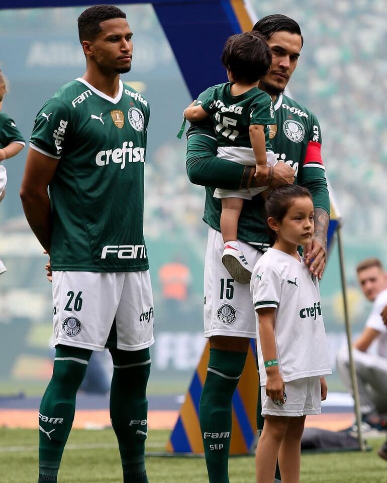 Papá emocionado, Gustavo Gómez con Lucca en brazos y tomando del hombro a Pía, antes del inicio del encuentro Palmeiras-Sao Paulo. (Instagram/Gustavo Gómez)