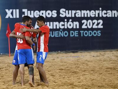 Los jugadores de Los Pynandi festejan uno de los diez goles contra Venezuela por la tercera jornada del Fútbol Playa.