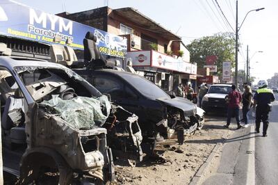 Los dueños de locales sobre la avenida Defensores del Chaco nuevamente colocaron los vehículos chatarra que utilizan para el desarme.