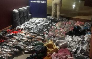 Los productos presuntamente falsificados fueron trasladados al barrio Ciudad Nueva para el procedimiento de rigor.