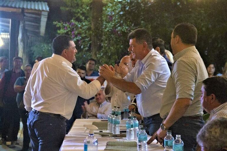 El candidato a diputado por el PLRA, Gaspar Centurión, saluda al presidenciable Efraín Alegre.