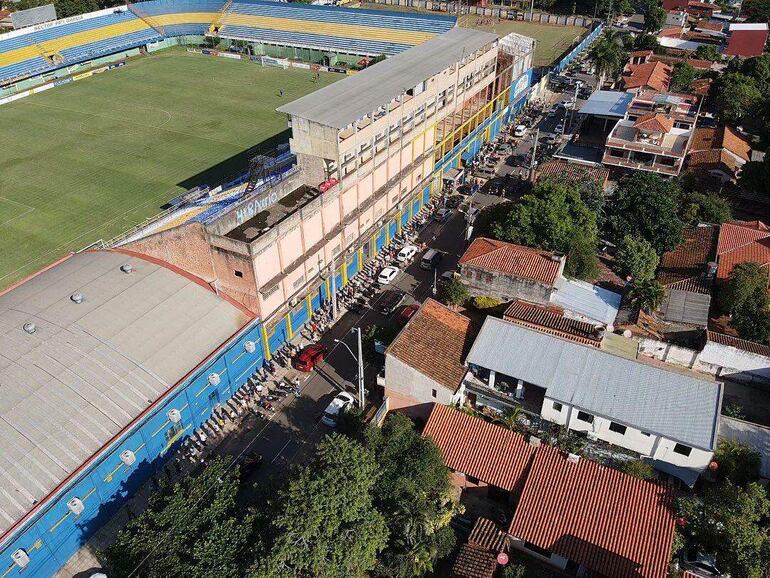Larga fila de hinchas del Sportivo Luqueño para adquirir sus entradas para el partido de hoy en el barrio Vista Alegre.