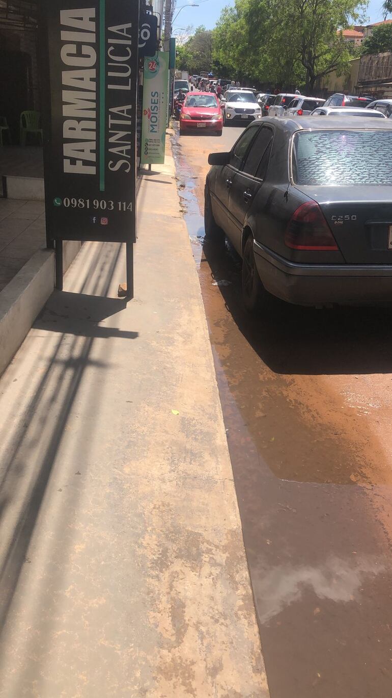 El agua sale del Superseis y recorre la calle