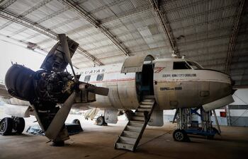 La aeronave Convair CV-240, bautizada como General Bernardino Caballero, hizo su último vuelo con Líneas Aéreas Paraguayas (LAP) en 1973 y desde entonces pasó casi medio siglo abandonada, hasta que hace algunos meses un grupo de entusiastas de la aviación se propuso recuperarla para crear en el futuro el primer Museo Aeronáutico del país.
