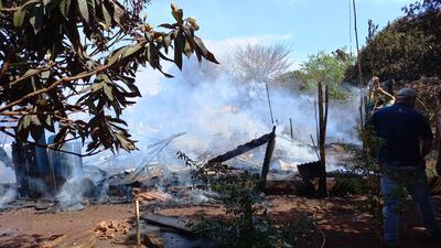 La casa fue totalmente consumida por las llamas.
