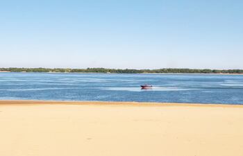 La bajante del río Paraná se torna crítica en Ayolas, donde solamente pueden navegar pequeñas embarcaciones.