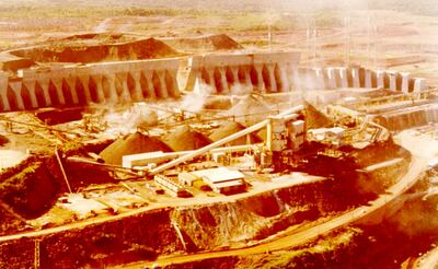 La  entidad binacional es la  receptora del permiso de las Altas Partes para construir y explotar la hidroeléctrica (Art. V).