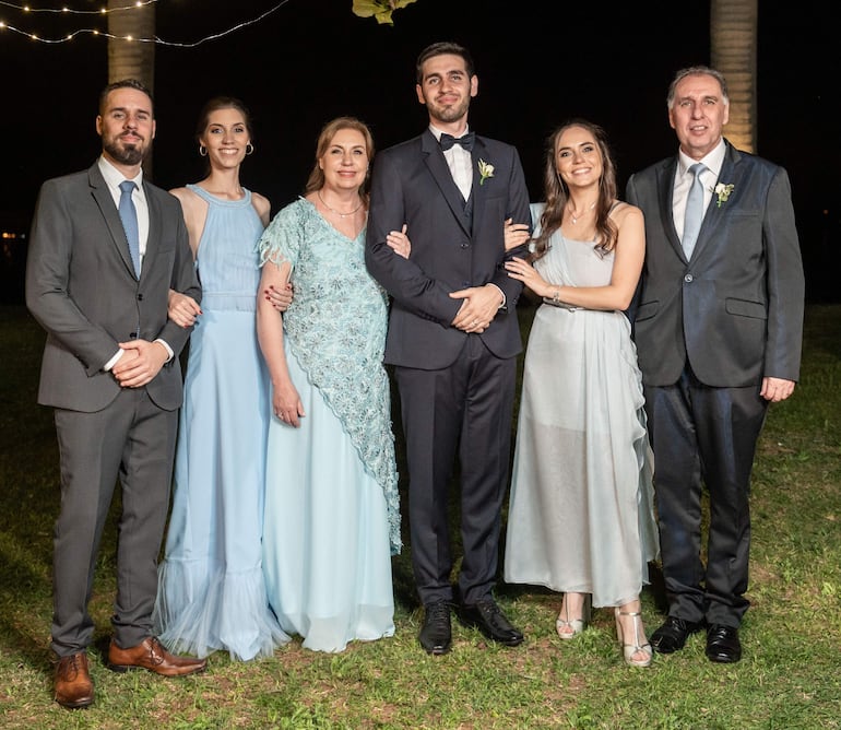 Los recién casados con familiares.