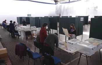 Los chilenos se acercaban ayer a los centros de votación, entre medidas de resguardo por el covid, para elegir constituyentes.