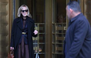 La columnista de la revista E. Jean Carroll se va después de su juicio civil contra el ex presidente Donald Trump en el Tribunal Federal de Manhattan.