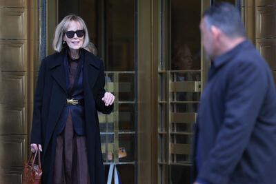 La columnista de la revista E. Jean Carroll se va después de su juicio civil contra el ex presidente Donald Trump en el Tribunal Federal de Manhattan.