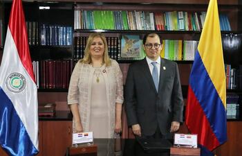Francisco Barbosa, fiscal general de Colombia, durante un encuentro con su par de Paraguay, Sandra Quiñónez.
