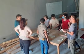Alumnos del taller de carpintería en el Cemupe, ubicado en Sajonia.