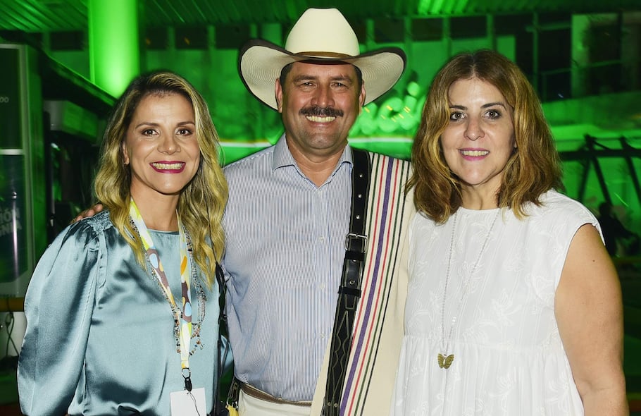 Marcela Torreani, Juan Valdez y Tana Schémbori.