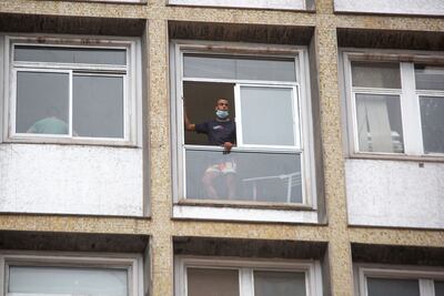 Un ciudadano en cuarentena por coronavirus mira por la ventana de un hotel en España.