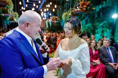 El expresidente brasileño Luiz Inácio Lula da Silva y a la socióloga Rosângela Silva mientras celebran su matrimonio ayer, en un salón de fiestas de São Paulo (Brasil). Lula da Silva, de 76 años y candidato favorito para las elecciones de octubre, se casó la noche de este miércoles con la socióloga Rosângela da Silva, de 55, en una ceremonia íntima y rodeada de secretismo. La boda, la tercera del exmandatario, tuvo lugar en uno de los principales y más sofisticados espacios para eventos de la ciudad de Sao Paulo, cuando faltan menos de cinco meses para unos comicios que se prevén altamente polarizados entre él y el actual gobernante, el ultraderechista Jair Bolsonaro.
