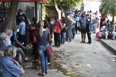 En la cooperativa Lambaré la gente debió esperar bajo el sol durante unas cinco horas para ser vacunada.