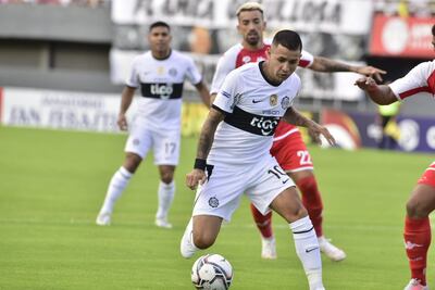 Derlis González, de Olimpia, en el duelo ante General Caballero JLM en Ciudad del Este.