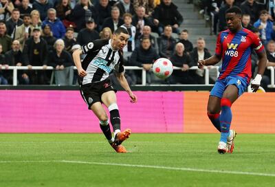 Miguel Almirón saca el zurdazo para anotar el gol del triunfo  para Newcastle ante Crystal Palace.