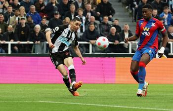 Miguel Almirón saca el zurdazo para anotar el gol del triunfo para Newcastle ante Crystal Palace.