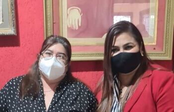 La intendenta electa Carmen Fretes de Bentos (izq) y María del Carmen Benítez (der), ambos pertenecientes al Partido Colorado.