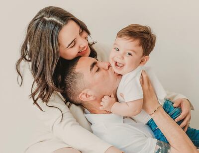 Familia feliz. El cumpleañero Francesco con su orgullosos papis Miguel Almirón Alexia Notto.