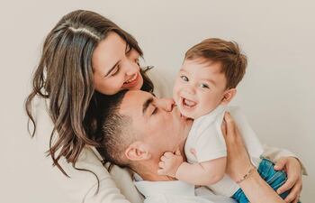 Familia feliz. El cumpleañero Francesco con su orgullosos papis Miguel Almirón Alexia Notto.