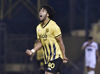 El festejo de Cecilio, autor del segundo gol de Guaraní. En el primero también pateó al arco.