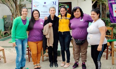 Encuentro con la escritora, profesora y activista feminista ítalo-estadounidense Silvia Federici (centro). En la foto, Silvana Brítez (izq.), Margarita Troche, Silvia Federicci, Dahiana Martínez; Liliana Villagra, quien falleció de covid, y Gabriela González (der.).