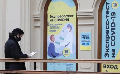 Imagen de archivo de una calle de Moscú con un cartel con información sobre la covid-19.