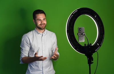 La estrella financiera de TikTok Benjamin Schliebener posa en su habitaicón en Munich, Alemania.