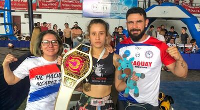 Jazmín “La Barbie” Almirón (16) con su cinturón de campeona.