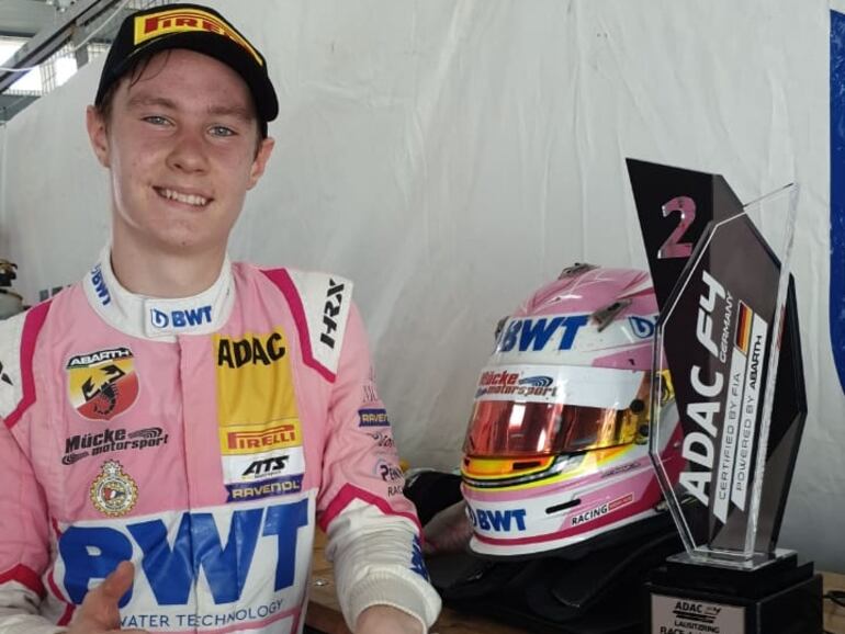 Joshua Duerksen, con el trofeo del segundo lugar de la primera carrera de la temporada del campeonato alemán.