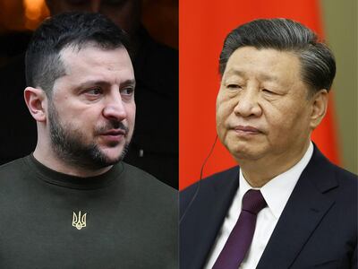 El presidente de Ucrania, Volodymyr Zelensky (i) y el mandatario chino, Xi Jinping (d). (AFP)